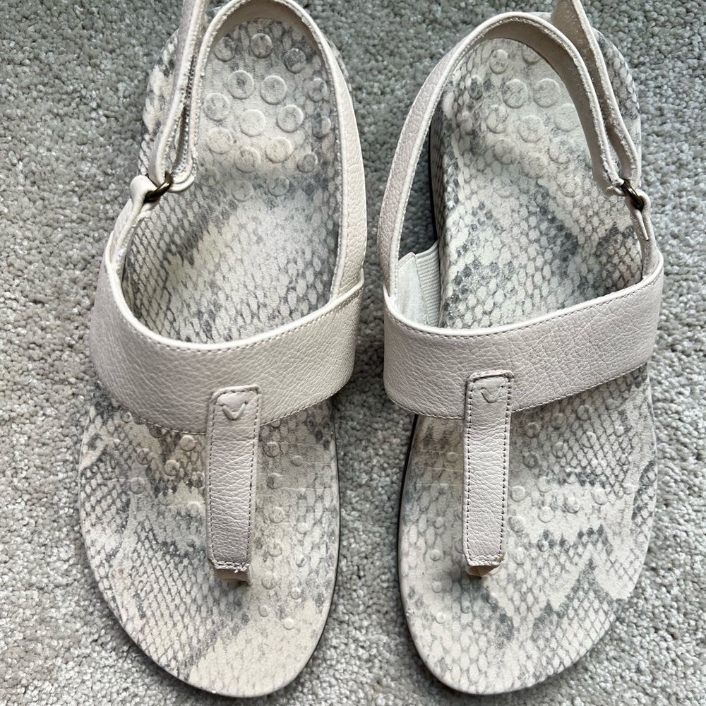 Vionic Tala Leather Sandal size 7.5 wide width